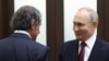 Рускиот претседател Владимир Путин го поздравува шефот на Меѓународната агенција за атомска енергија (МААЕ) Рафаел Гроси пред нивните разговори во Сочи, регионот Краснодар, 6 март 2024