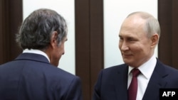 Рускиот претседател Владимир Путин го поздравува шефот на Меѓународната агенција за атомска енергија (МААЕ) Рафаел Гроси пред нивните разговори во Сочи, регионот Краснодар, 6 март 2024