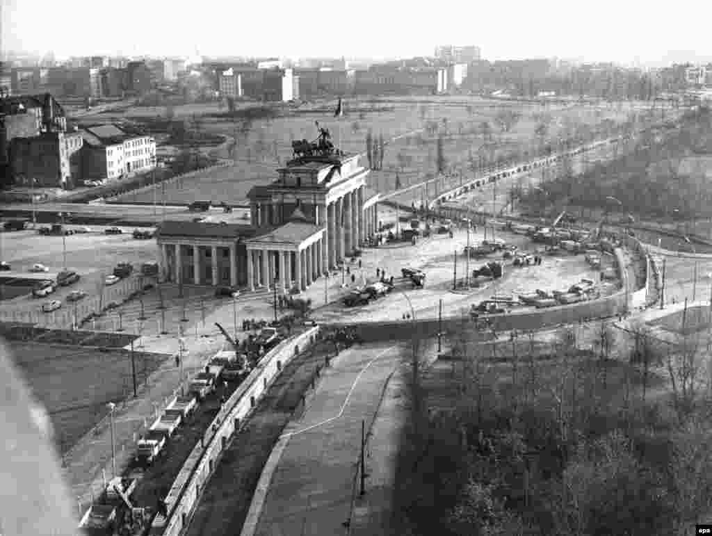 Будівництво Берлінського муру. Фото зроблене 20 листопада 1961 року
