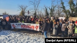 Студентите во блокада на протестот пред зградата на Радио и телевизија Војводина на 27 декември 2024 година
