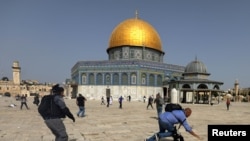 Sukobi na Brdu hrama česti su. Na fotografiji simatelj pada dok izraelski policajac trči za njim tokom sukoba s Palestincima u kompleksu u kojem se nalazi džamija Al-Aksa, poznata muslimanima kao Plemenito utočište, a Jevrejima kao Brdo hrama, maj 2021.