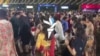 هند کې د "دورګا دېوي" په نوم کلنۍ مذهبي مېله پیل شوې