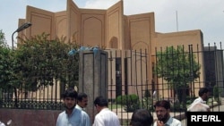 په پېښور کې ځینې کسان د نشتر هال مخې ته ولاړ دي - پخوانی انځور.