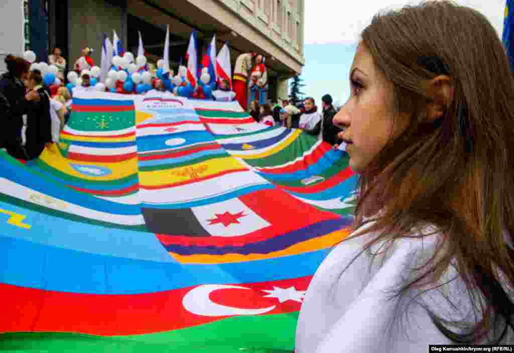 Из флагов республик Российской Федерации сшили огромное полотно 