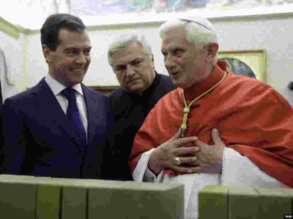 Papa Benedict prilikom susreta u decembru 2009. godine sa tadašnjim predsjednikom Rusije Dmitrijem Medvedevim