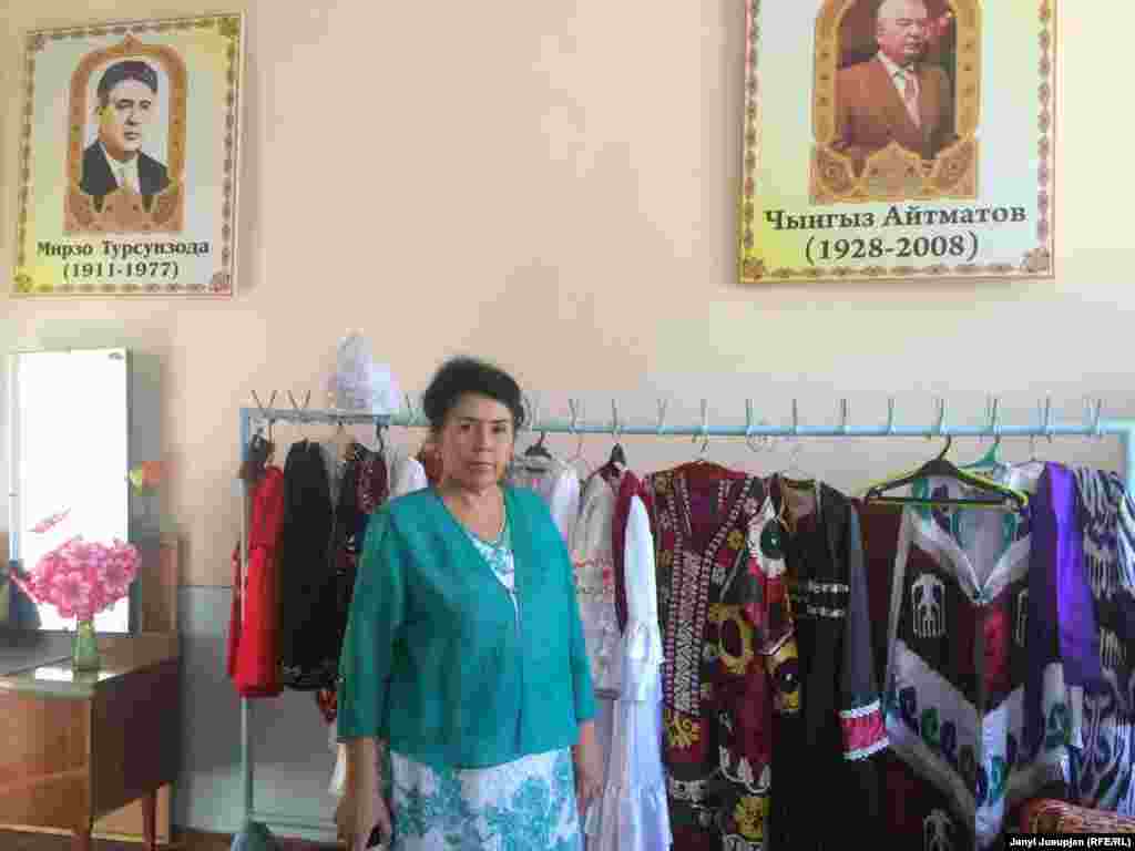 Директор школы им. Айни Абдураззакова Кумрихон у вешалки с национальными костюмами школьного ансамбля. 