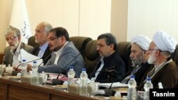 محمود احمدی‌نژاد (نفر سوم از راست) در آخرین جلسه مجمع تشخیص مصلحت نظام در روز هشتم اردیبهشت.