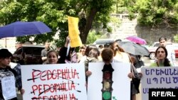 Մի խումբ քաղաքացիներ բողոքի ակցիա են անցկացնում՝ պահանջելով առավելագույն պատիժ սահմանել նախկին ուսուցչի համար, 19-ը մայիսի, 2010թ.