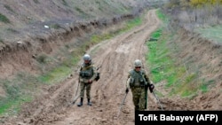 Ադրբեջանի ռազմական սակրավորները ականազերծման աշխատանքներ են իրականացնում, արխիվ