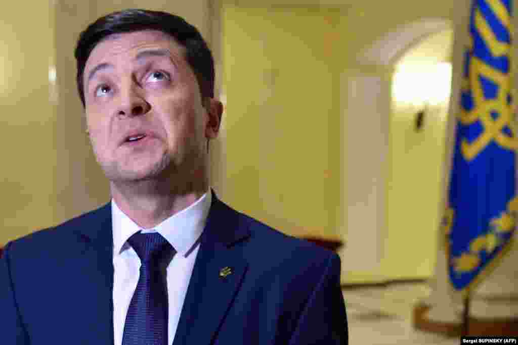 Комік і актор Володимир Зеленський під час інтерв’ю агентству AFP відразу після зйомки для серіалу «Слуга народу», де він грає роль президента України Василя Голобородька. Київ, 6 березня 2019 року. НА ЦЮ Ж ТЕМУ