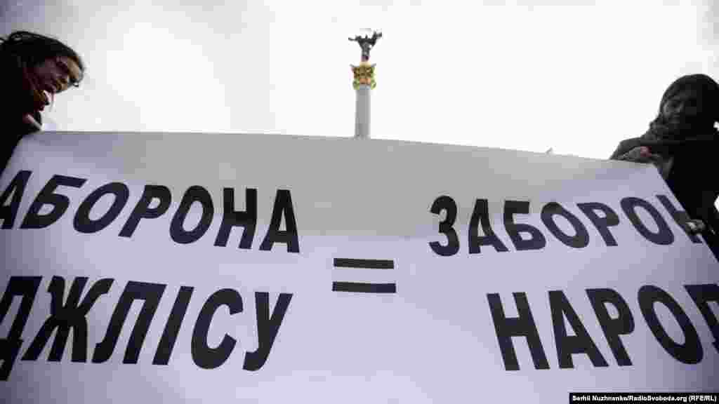 26 апреля 2016 года власти аннексированного Крыма запретил Меджлис крымскотатарского народа. Организацию признали экстремистской и запретили ее деятельность в России