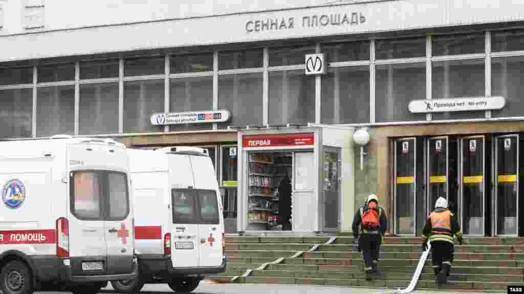Выход из станции «Сенная площадь», на которой произошел взрыв
