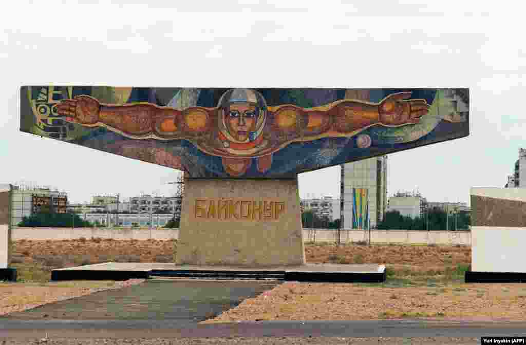 Мозаїка в центрі Байконуру. Росія платить Казахстану за використання космодрому приблизно 115 мільйонів доларів на рік. Договір про оренду закінчується в 2050 році, доля його поки незрозуміла, оскільки Росія планує використовувати свій космодром «Східний»