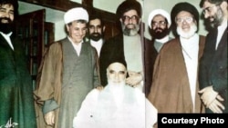میرحسین موسوی (نخست وزیر وقت)،عبدالکریم موسوی اردبیلی(رئیس قوه قضائیه وقت)،محمد محمدی ری شهری(وزیر اطلاعات وقت)،علی خامنه ای (رئیس جمهور وقت)،علی اکبر ولایتی (وزیر خارجه وقت)،علی اکبر رفسنجانی (رئیس مجلس وقت)، احمد خمینی و روح الله خمینی