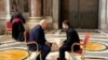 Volodimir Zelenski spune că acordul privind mineralele rare e o consecință directă a întâlnirii cu Donald Trump, de la Roma. Secretarul Trezoreriei SUA, Scott Bessant, și vicepremierul ucrainenan, Iulia Sviridenko, au semnat un acord privind mineralele rare ale Ucrainei. 