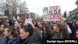 Дел од транспарентите на протестот во Нови Сад, 13 декември 2024 година.