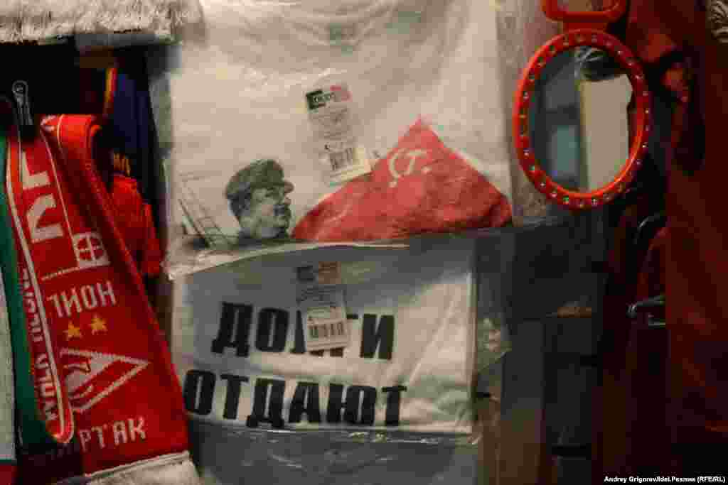 Еще один лоток с сувенирами на подступах к метро. Футболка индийская, цена на хлопчатобумажного вождя еще ниже, чем на шоколадного - 300 руб. 
