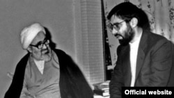میرحسین موسوی در زمان نخستوزیری در کنار حسینعلی منتظری، قائممقام وقت رهبر جمهوری اسلامی