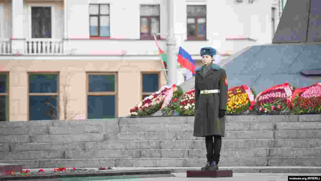 Несение почетной службы у монумента Победы в Минске, Белоруссия 