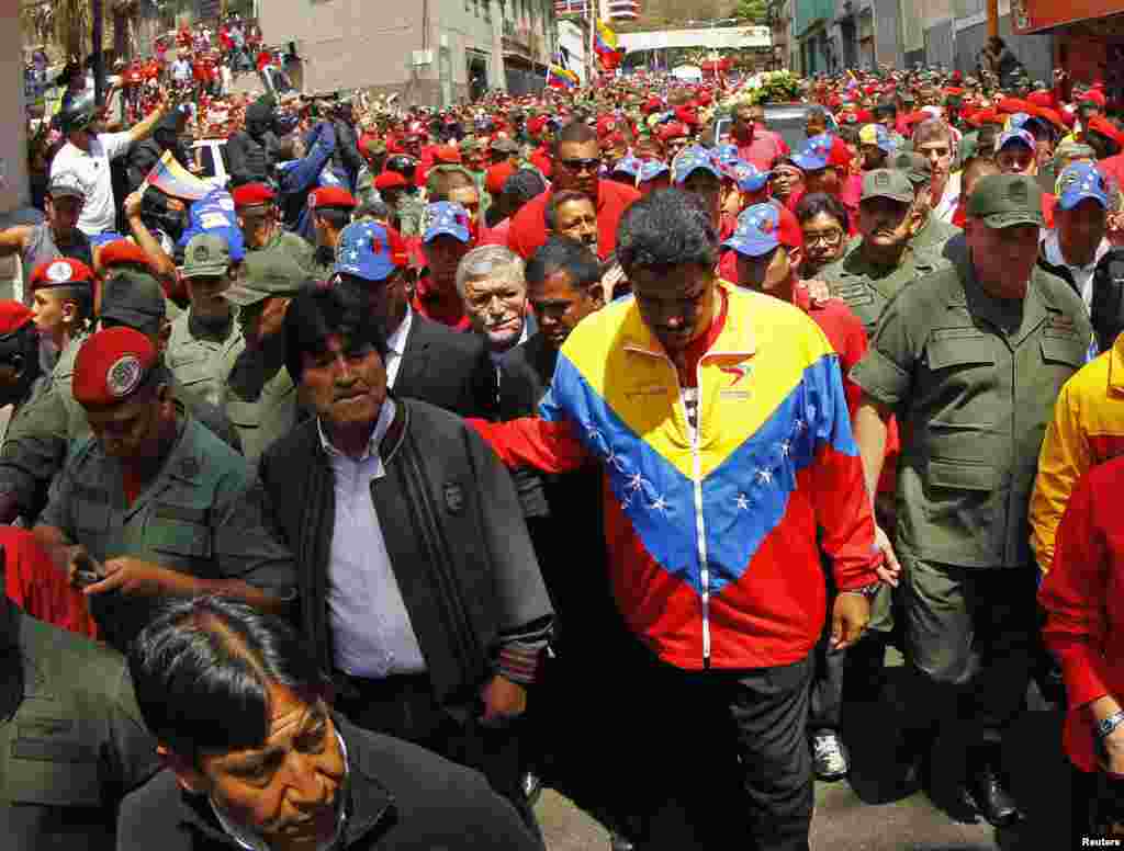 Venecuela - Potpredsjednik Nicolas Maduro (D)i bolivijski predsjednik Evo Morales išli su ispred kovčega sa Chavezovim tijelom, Caracas, 6. mart 2013. Foto: REUTERS / Carlos Garcia Rawlins