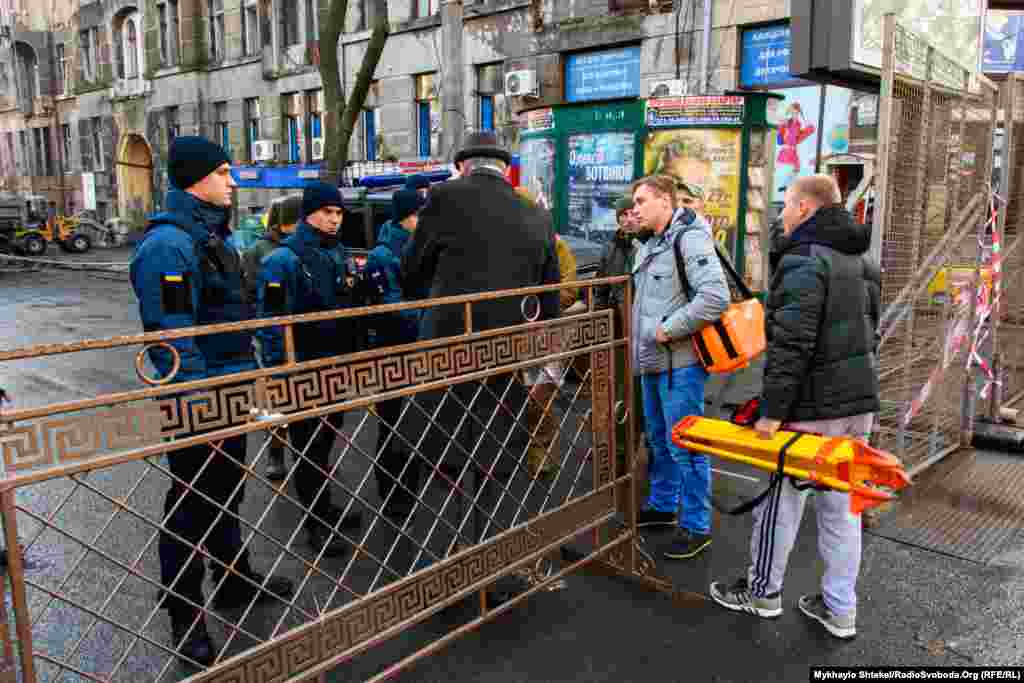 Геодезісти вимірюють стан будівлі та коливання стін – ДСНС припускає, що одну зі стін будівлі доведеться контрольовано руйнувати, щоб безпечно зайти в середину будівлі