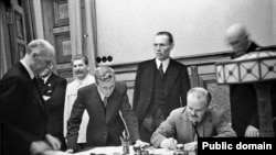 Подписването на пакта Рибентроп-Молотов на 23 август 1939 година