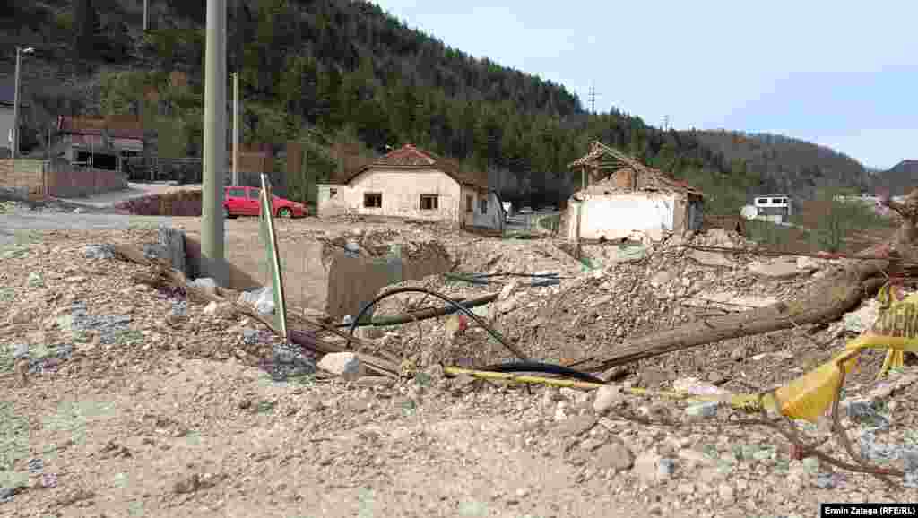 Водоводната инсталација во горниот дел од населбата, која претрпе најтешкиот удар, се уште не е целосно завршена, а од каналот штрчат цевки.