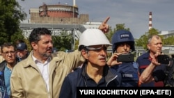 Генералният директор на Международната агенция за атомна енергия Рафаел Гроси (в средата) и членове на агенцията инспектират Запорожката атомна електроцентрала през септември.