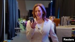 Kamala Harris, la telefon cu soții Obama, care au sunat-o ca să-i spună că o susțin în cursa prezidențială.
