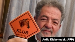 Претседателот на независното унгарско радио „Клубрадио“ Андрас Арато покажува лого на Клубрадио во нивното седиште во Будимпешта, 9 февруари 2021 година
