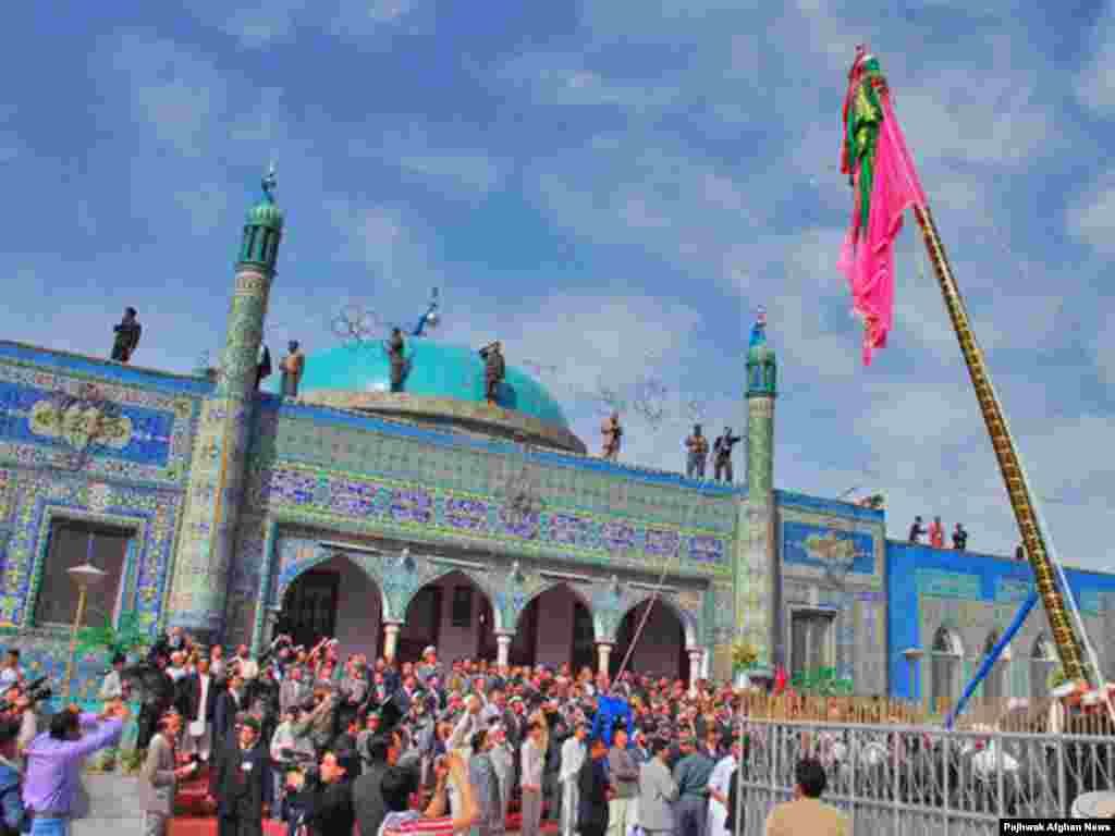 بسیاری از مردم افغانستان برای زیارت و شرکت در جشن نوروز به مزار شریف می روند.