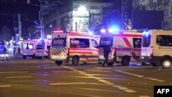 Poliția și ambulanțele stau lângă un târg de Crăciun, în Magdeburg, estul Germaniei, unde un autoturism a intrat în mulțime, rănind între „60 și 80 de persoane”, potrivit unui purtător de cuvânt al serviciului local de salvare.