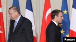 امانوئل مکرون و رجب طیب اردوغان (چپ)