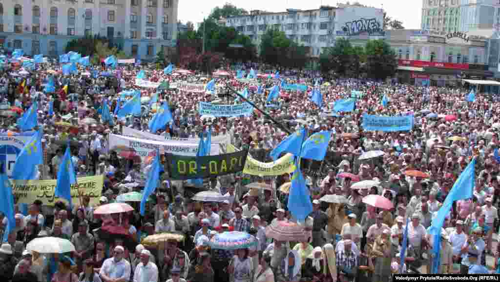 Рік 2012-й, Сімферополь, площа Леніна. Точне число учасників жалобного мітингу завжди було предметом спекуляцій у звітах кримської міліції і в повідомленнях ЗМІ, але такі фотографії свідчать самі за себе.