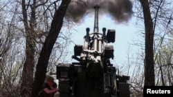 Ілюстраційне фото. Український військовий веде вогонь із гаубиці Caesar на Донеччині, квітень 2025 року
