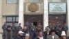 Сторонники оппозиции у здания областного акимата. Талас, 6 апреля 2010 года.