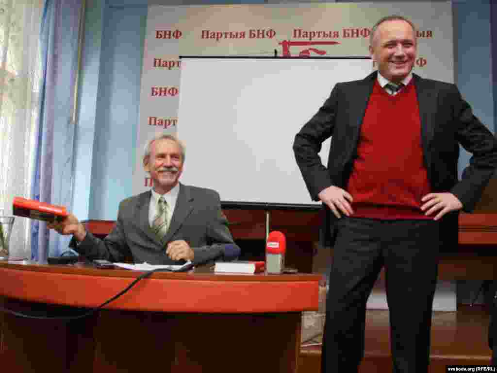 Валер Карбалевіч і Ўладзімер Някляеў на прэзэнтацыі кнігі Карбалевіча "Аляксандар Лукашэнка. Палітычны партрэт".