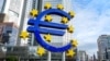 Znak za evro ispred Evropske centralne banke u Frankfurtu