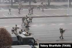 Военнослужащие, отправленные на зачистку площади Республики в Алматы. 6 января 2022 года