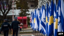Zastave Kosova i Izraela tokom ceremonije uspostavljanja diplomatskih odnosa dve zemlje u Prištini 1. februara 2021. godine