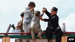 له پاکستانه ایستل کېدونکي افغان کډوال ماشومان
