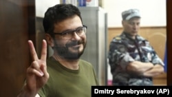 Ilja Jašin u kavezuza optužene tokom sudske rasprave u Moskvi u julu 2022.