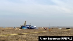 Уламки літака «Азербайджанських авіаліній» після падіння поблизу Актау, Казахстан
