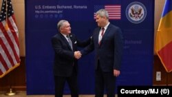 Ambasadorul SUA la București, Adrian Zuckerman, și ministrul român al Justiției, Cătălin Predoiu