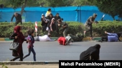 در جریان حمله پنج مرد مسلح به رژه در اهواز دستکم ۲۴ نفر کشته شدند.
