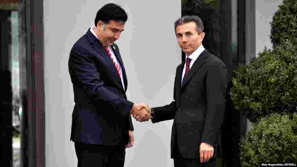 Gürcüstan prezidenti Mikheil Saakashvili (solda) seçkidə qalib gəlmiş müxalifət koalisiyasının rəhbəri, Baş nazir təyin olunacağı gözlənən Bdzina İvanishvili ilə görüşür, Tbilisi, 9 oktyabr 2012