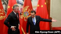 Кинескиот премиер Ли Кечијанг го поздравува тогашниот премиер на Црна Гора, Мило Ѓукановиќ, за време на нивниот состанок во Пекинг во 2015 година.