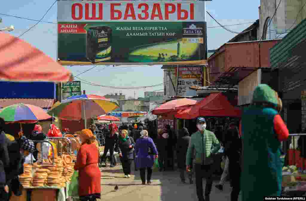 Карантинге карабай Ош базарында соода кызыган учур. 
