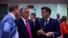 Liderii europeni au încercat timp de o lună să îl convingă pe Viktor Orbán (centru) să accepte renunțarea la petrolul rusesc. Acesta a obținut o excepție. În imagine, alături de președintele Franței (dreapta), Emmanuel Macron, 30 mai 2022, Bruxelles.