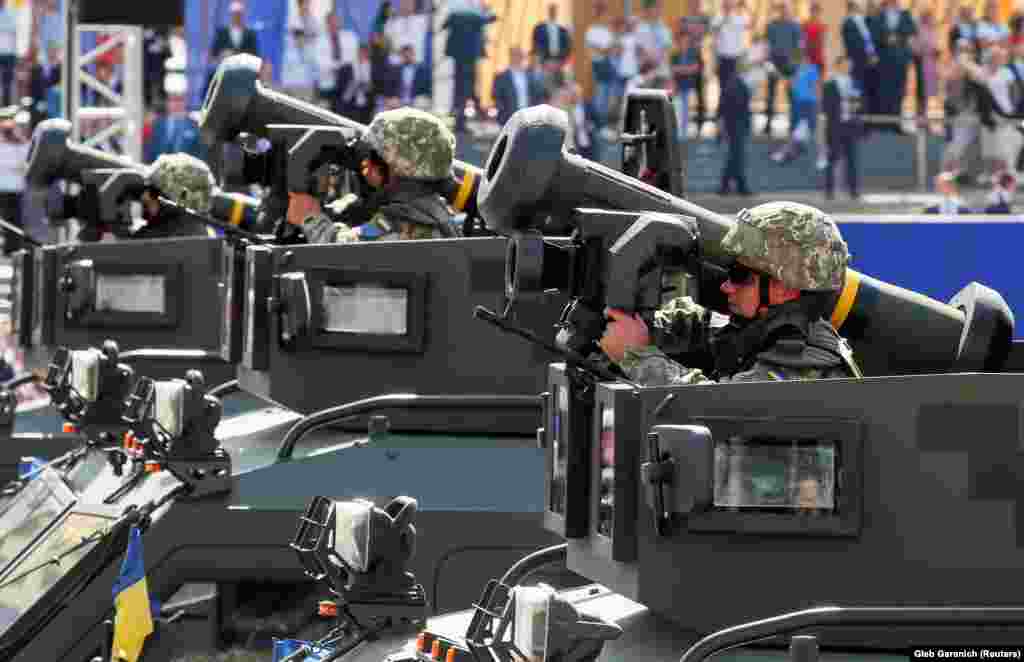 Українські військові з американськими протитанковими ракетними комплексами «Джавелін» (Javelin) під час військового параду до Дня Незалежності України. Київ, 24 серпня 2018 року НА ЦЮ Ж ТЕМУ
